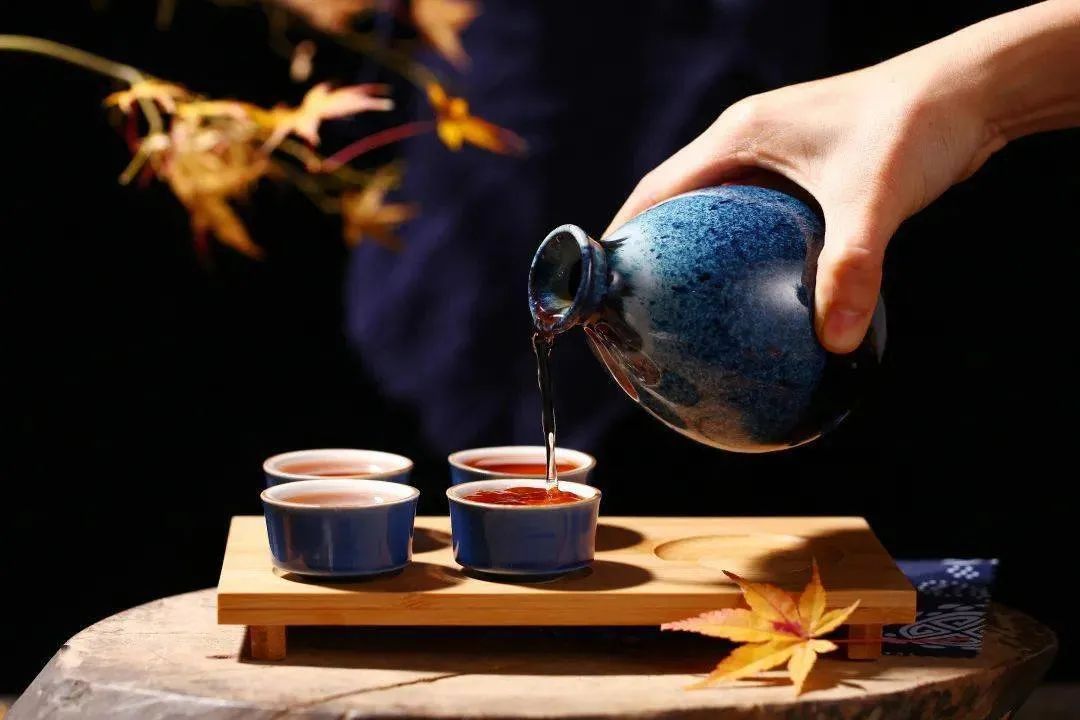 酱香酒的正确品尝方法是什么？