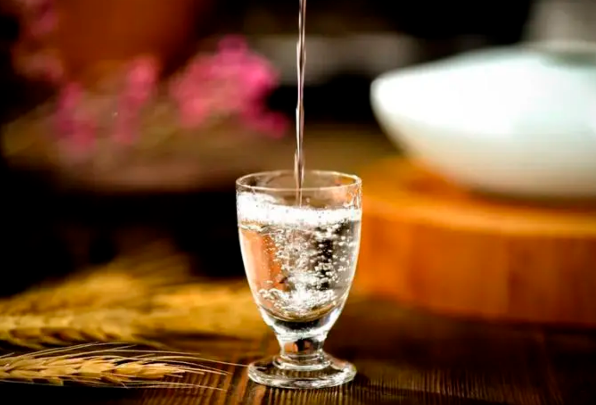 夏季时酱香酒养生价值引关注