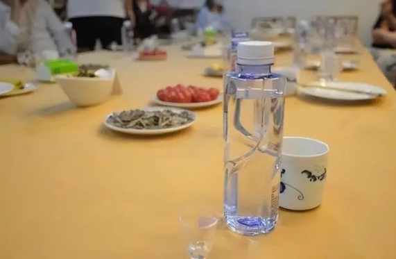喝酱酒为什么一定要配矿泉水？