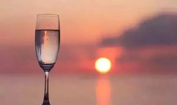 如果你出现了这些症状，那么，该喝酒啦！